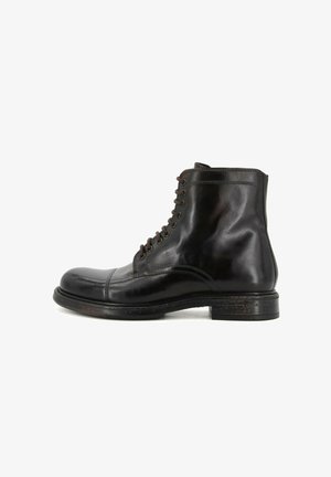Stivaletto in pelle nera con punta tonda, sei fori per i lacci e suola testurizzata; finitura liscia e cuciture lungo le cuciture.