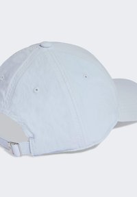 Světle modrá čepice s zakřiveným kšiltem, zdobená šitými detaily a větracími otvory po stranách. Na zadní straně nastavitelné zapínání.