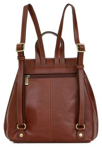 Zaino in pelle marrone con spallacci regolabili, tasca frontale con cerniera e cuciture a contrasto. Texture liscia e forma arrotondata.