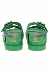 Zelené sandály se dvěma nastavitelnými pásky, vyrobené z lesklého materiálu. Mají strukturovanou vnitřní podrážku a zlaté logo na stélce.