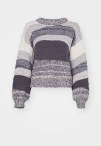 Pull en tricot dans des tons de gris et crème, présentant des rayures horizontales, un col rond et des poignets côtelés pour une texture supplémentaire.