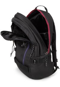 Zaino nero con un design strutturato, che mostra un interno color mogano e una cerniera viola. Presenta più scomparti e un tessuto resistente.