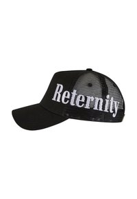Sort kasket med mesh bagpå, der har hvid broderet tekst "Reternity" på forsiden. Bøjet skygge og justerbar rem bagpå.