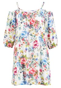 Květinové šaty s krátkými nafouknutými rukávy, které mají bílý podklad a barevné květinové vzory v růžové, modré a zelené barvě. Lehká tkanina.