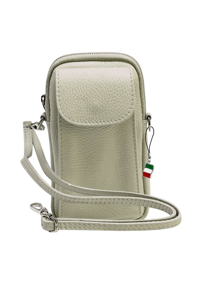 Gestructureerde telefoon tas in zacht, textuur lichtbeige leer. Voorzien van een flap sluiting, verstelbare strap en een klein Italiaans vlaggetje.