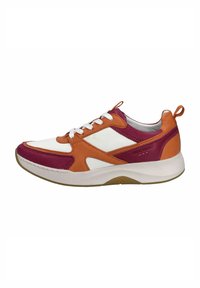 Sneaker mit einer Mischung aus weißen, orangen und burgunderroten Textilien, einer gepolsterten Sohle, Schnürdesign und einem Ziehband an der Ferse.