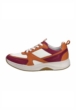 Sneaker mit einer Mischung aus weißen, orangen und burgunderroten Textilien, einer gepolsterten Sohle, Schnürdesign und einem Ziehband an der Ferse.