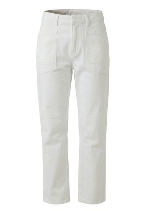 Witte, rechte broek met hoge taille, grote voorzakken en ceintuurlussen, getoond tegen een effen achtergrond.