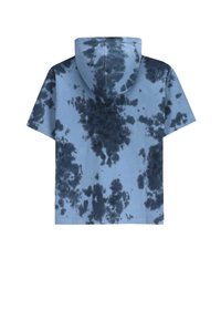 Krótki rękaw, bluza z kapturem w jasnoniebieskim kolorze z ciemnoniebieskim wzorem tie-dye. Materiał bawełniany, luźny krój i miękka tekstura. Brak dodatkowych szczegółów.