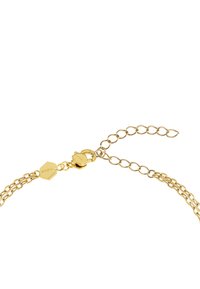 Guldtonad kedjans halsband med sammanflätade länkar, en säker hummerklämma och en sexkantig tag med en varumärkeslogotyp.