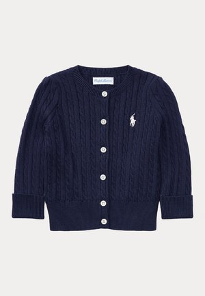 Cardigan blu navy a trecce con maniche lunghe, sei bottoni bianchi sul davanti e piccolo logo bianco ricamato sul petto sinistro.