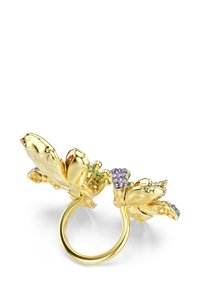 Anillo en forma de mariposa de oro con alas detalladas, adornado con pequeños cristales de colores y una gema central verde sobre un fondo blanco.