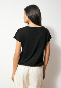 Next V-NECK BUBBLE HEM - REGULAR FIT - Marškinėliai su spaudiniu - black