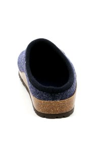 Scarpa slip-on in lana con un esterno blu scuro, suola in sughero e rifiniture nere attorno alla caviglia. Texture morbida con una costruzione robusta e forma arrotondata.