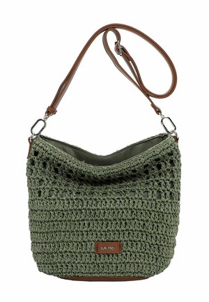 Grøn hæklede skuldertaske med justerbar brun læderrem og lille rektangulært mærke med brand på forsiden.