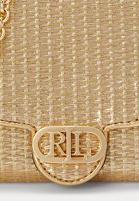 Lauren Ralph Lauren METALLIC STRAW MEDIUM ADAIR CROSSBODY - Cross body bag - modern gold