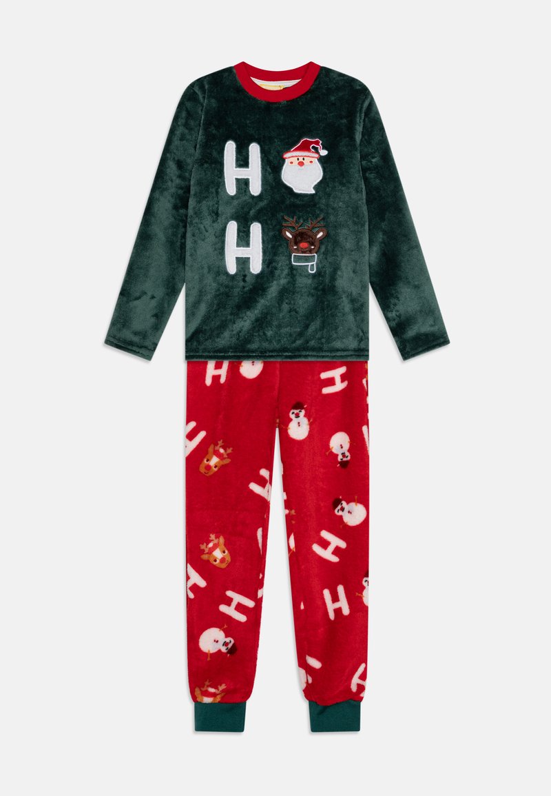 Zelený flísový pyžamový vrch s červenými akcentmi, s dizajnom Santa Clausa a sobov. Červené flísové nohavice s vzorom snehuliakov a sobov, so zelenými manžetami.