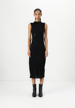 Robe midi sans manches noire avec un col montant, présentant une ligne diagonale de boutons sur le devant et un léger éclat ; tissu lisse.