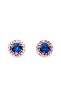 Boucles d'oreilles rondes avec un grand centre en gemme bleue entouré d'un motif floral de petites perles roses, montées sur un métal doré.