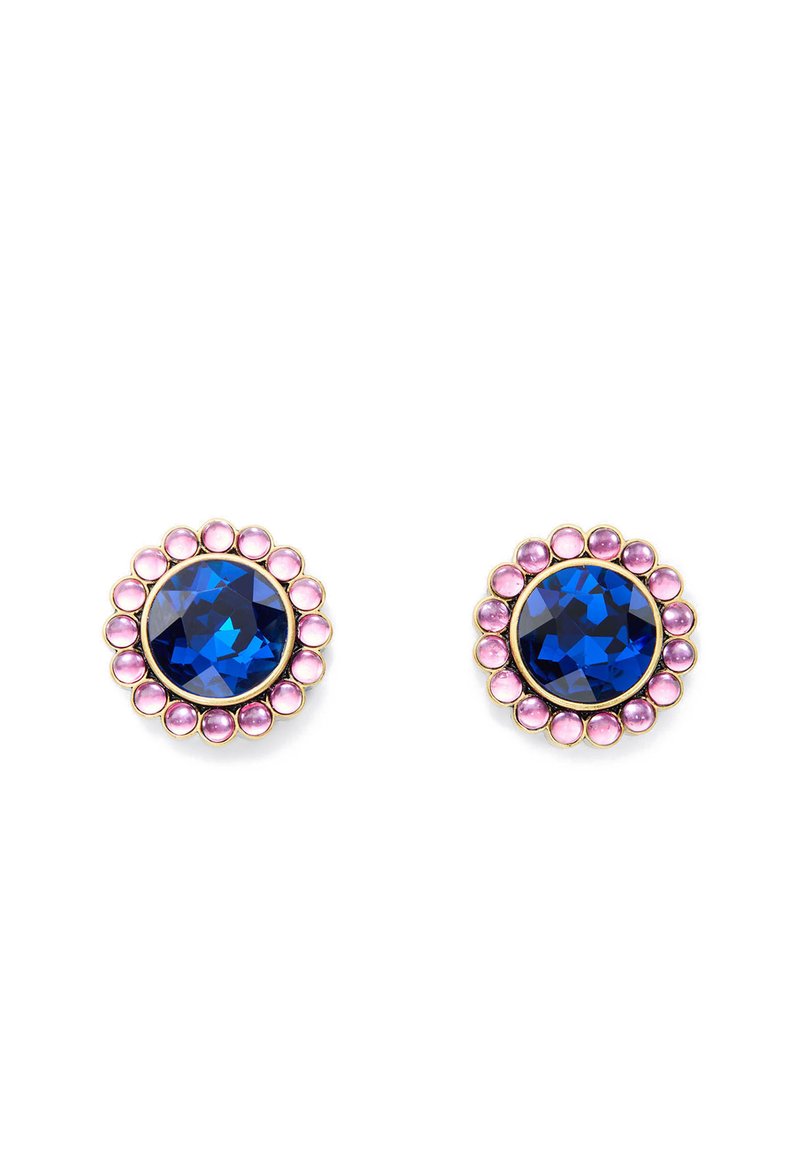 Boucles d'oreilles rondes avec un grand centre en gemme bleue entouré d'un motif floral de petites perles roses, montées sur un métal doré.