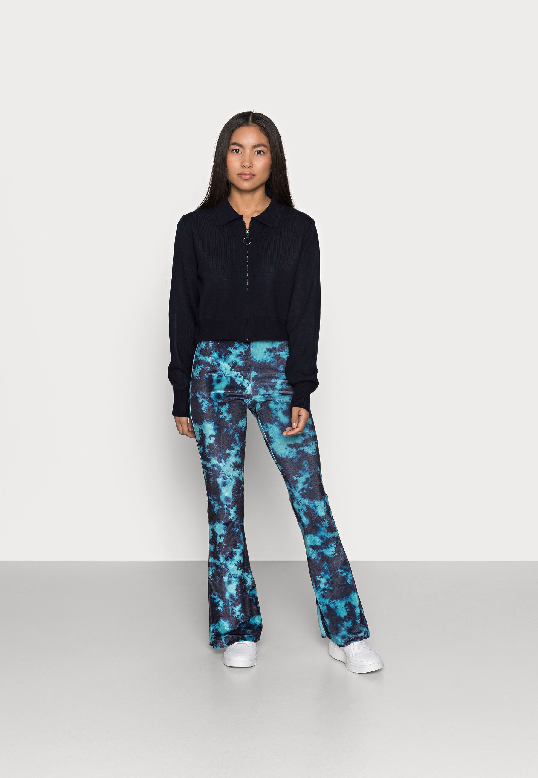 pantalones flare tie dye