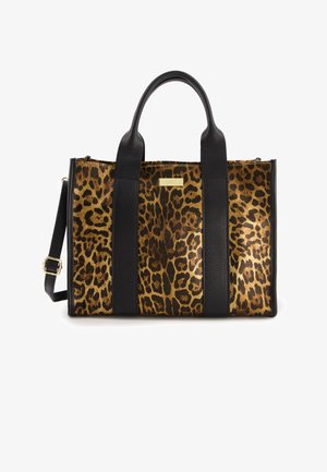 Taschenhandtasche mit Leopardenmuster, schwarzen Ledergriffen und Akzenten, rechteckige Form und goldener Logo-Platte. Verstellbarer Schultergurt inklusive.