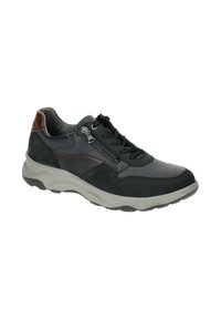 Schwarze Sneaker aus einer Mischung aus glattem und Wildleder, mit einem strukturierten Einsatz, Schnürung und Reißverschluss sowie einer hellgrauen Sohle mit Traktion.