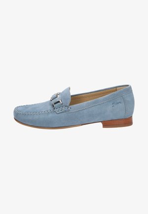 Hellblaue Wildleder-Slipper mit geflochtenen Details und silbernem Schnallenakzent; flacher Absatz und glattes Innenfutter.