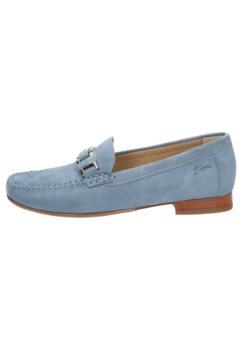Hellblaue Wildleder-Slipper mit geflochtenen Details und silbernem Schnallenakzent; flacher Absatz und glattes Innenfutter.