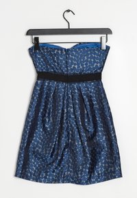 Sininen olkaimeton mekko, jossa on pistekuvio, musta vyötärönauha ja vetoketjukiinnitys, valmistettu sileästä kankaasta, jossa on teksturoitu pinta.