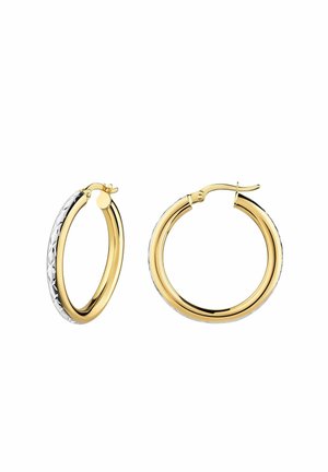 Boucles d'oreilles créoles en or et argent, l'une montrant un détail argent texturé sur le devant et l'autre ouverte avec une finition dorée lisse et fermoir visible.
