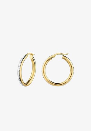 Gold- und Silber-Creolen, eine zeigt vorn eine strukturierte Silberoptik, die andere ist offen mit goldener glatter Oberfläche und sichtbarem Verschluss.