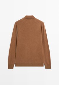 Hnědý pletený svetr s límcem, dlouhými rukávy a žebrovanými manžetami. Měkká textura se rovnými liniemi a minimalistickým designem.