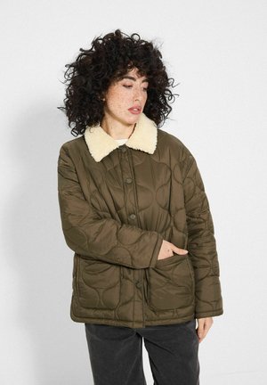 Zielono-oliwkowa pikowana kurtka z kraciastym kołnierzem z kremowego sztucznego baranka, z przodu zapinana na guziki i z bocznymi kieszeniami, o luźnym kroju i teksturowanym wzorze.