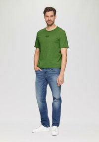 s.Oliver LOGO MIT ROLLKANTE UND STRUKTUR - T-shirt print - bambusgrün