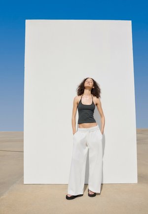 Stradivarius, WASHED EFFECT STRAIGHT-LEG JOGGER TROUSERS 07663553 - Pantalon classique - beige
