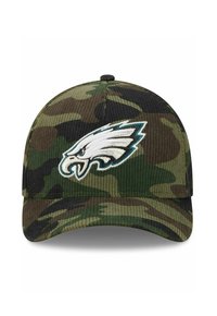 Camouflage-Baseballcap aus Cord mit einer runden Krone, gebogenem Schirm und einem gestickten Adlerlogo in Weiß und Türkis auf der Vorderseite.