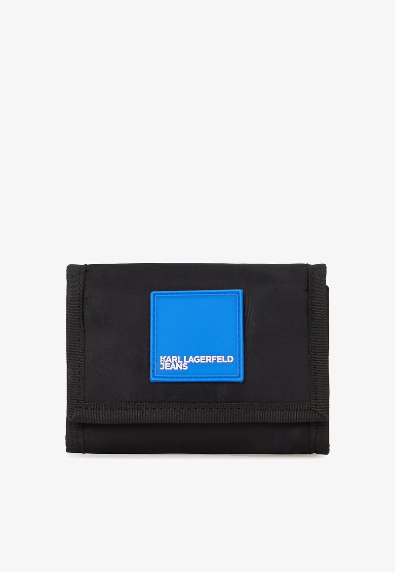 Juodas nailono piniginė su mėlynu stačiakampiu logotipo etiketė. Pasižymi sulenkimo dizainu ir baltais tekstiniais prierašais. Kompaktiška ir tvirta.