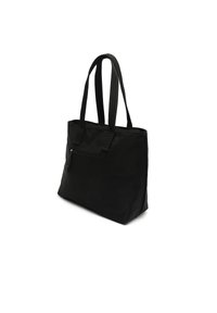 Czarna torba na ramię wykonana z trwałej tkaniny, z podwójnymi uchwytami, zamykaną kieszonką z przodu oraz wyraźnie prostokątnym kształtem.