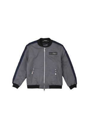 Giacca bomber grigia con zip, colletto, polsini e orlo neri, strisce blu sulle maniche e etichetta "Richmond" sul petto.