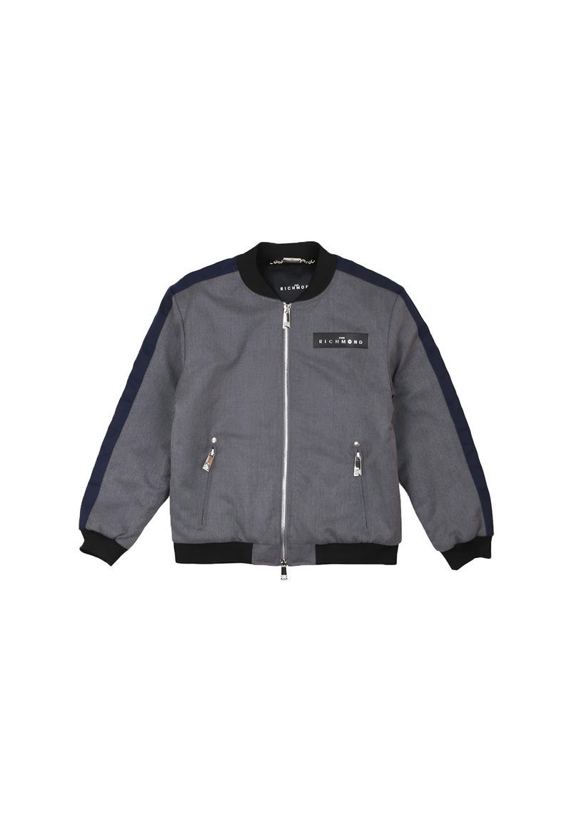 Giacca bomber grigia con zip, colletto, polsini e orlo neri, strisce blu sulle maniche e etichetta "Richmond" sul petto.