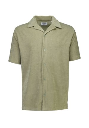 Koszula na krótkie rękawy w jasnym oliwkowym kolorze, wykonana z miękkiej tkaniny o fakturowanym wykończeniu, z klasycznym kołnierzem i pięcioma guzikami.