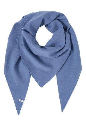 Miękki, niebieski, trójkątny, dziergany szalik z małą białą metką marki na jednym ostrym końcu, ułożony w pętlę.