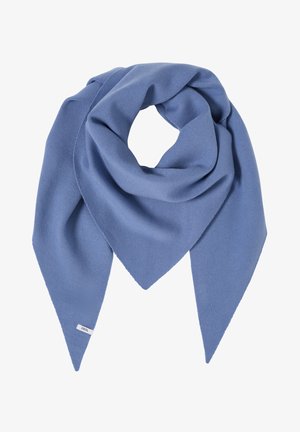 Bufanda de punto triangular de un suave color azul, con una pequeña etiqueta blanca de la marca en un extremo puntiagudo, dispuesta en forma de lazo.