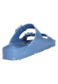 Sandal in gomma blu con design open-toe, suola texturizzata e cinturino regolabile con decorazione a forma di fiore. Struttura leggera e flessibile.