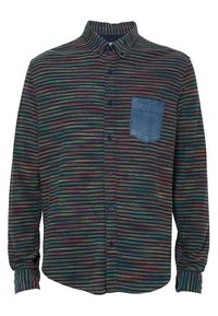 Randig långärmad skjorta i gröna, blå och röda nyanser, med en denimficka, knäppning och krage.