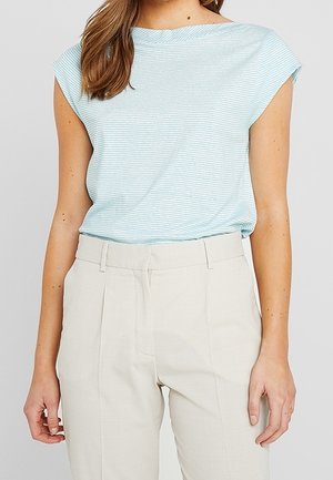 Jasnoniebieski top z krótkimi rękawami w białe poziome paski, sparowany z jasnobeżowymi spodniami o dopasowanym kroju z przodu, posiadającymi zakładki.