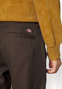 Dickies Chino kalhoty - dark brown