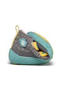 Scarpa in tessuto grigio con superficie texturizzata, suola turchese e dettagli gialli; presenta un anello posteriore e una fascia in Velcro per una vestibilità sicura.