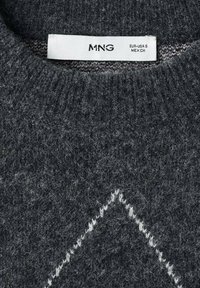 Maglione a maglia grigio scuro con scollo rotondo. Presenta una superficie texturizzata e un evidente motivo diagonale bianco. Etichetta visibile all'interno dello scollo.